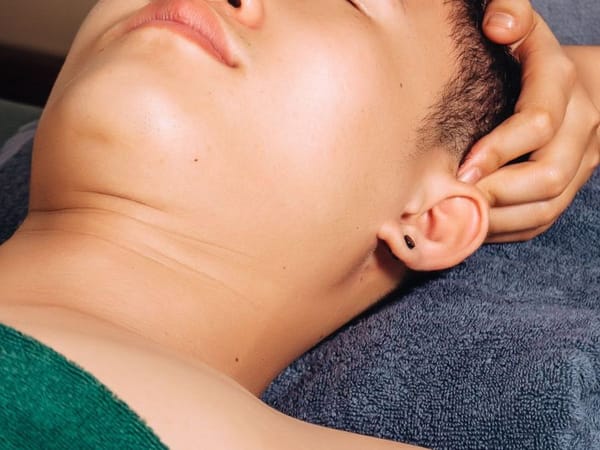 Bấm huyệt nâng cơ vùng mặt tại Ngải Spa