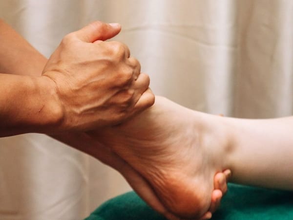 Massage chân bấm huyệt bàn chân tại Ngải Spa