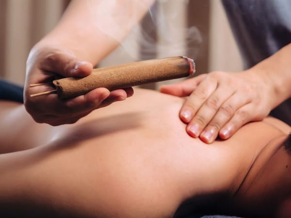 Hơ ngải trên lưng — liệu pháp đặc trưng của Ngải Spa