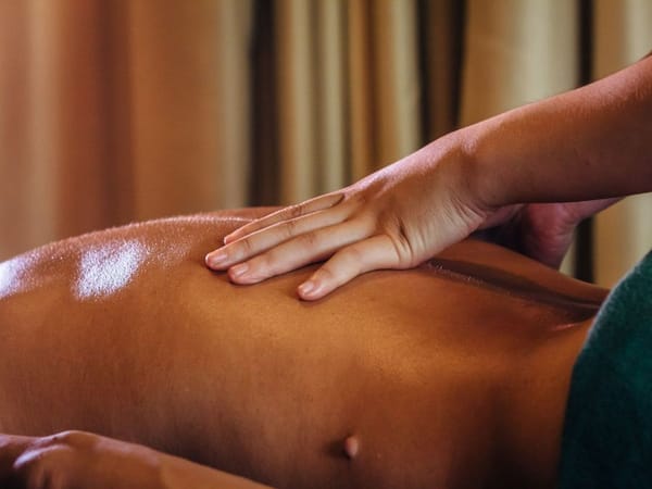 Massage thư giãn với tinh dầu tại Ngải Spa